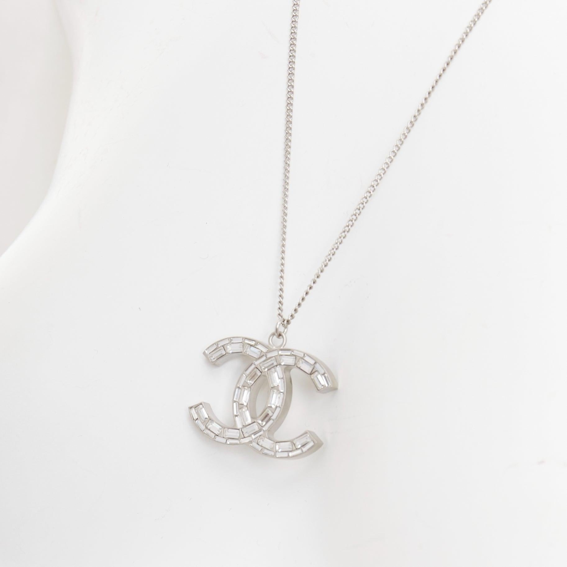 Chanel 09A collana in resina verde argentata con pendente reversibile con pave di cristallo CC
Riferimento: TGAS/F00014
Marchio: Chanel
Collection'S: 09A
Materiale: Resina, metallo
Colore: Argento, Trasparente
Modello: Tinta unita
Chiusura: Chiusura