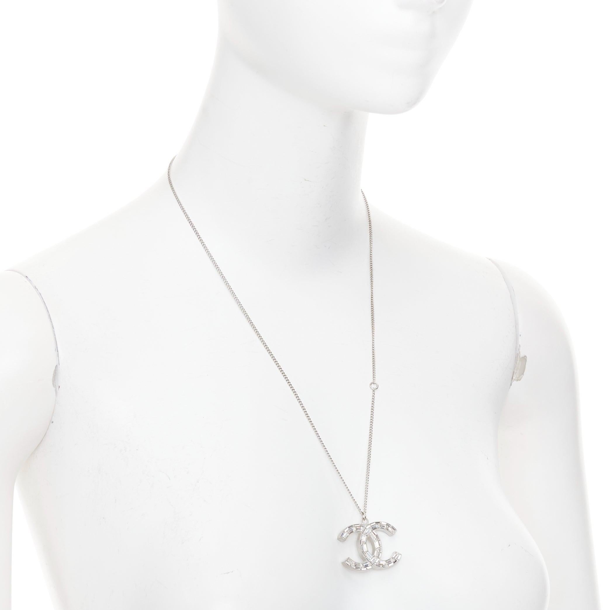 Chanel 09A collana in resina verde argentata con pendente reversibile con pave di cristallo CC In condizioni ottime in vendita a Hong Kong, NT
