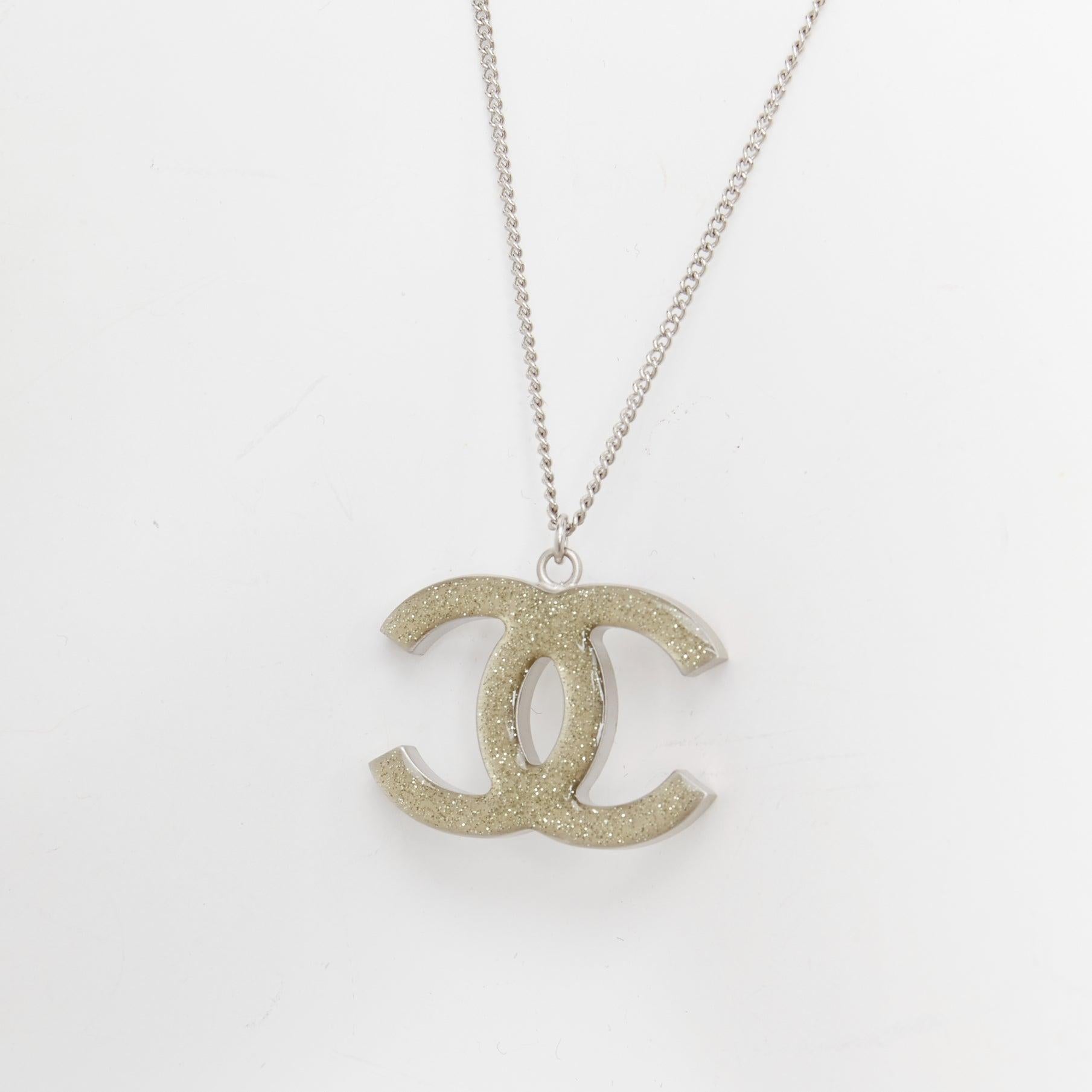 Chanel 09A collana in resina verde argentata con pendente reversibile con pave di cristallo CC in vendita 4