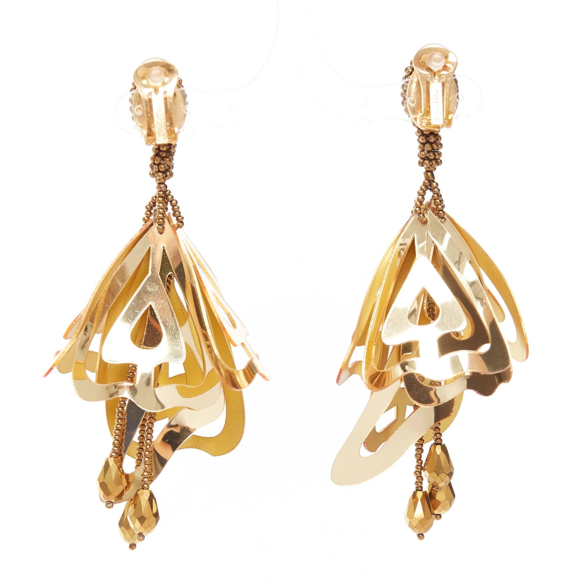 Oscar De La Renta, orecchini a clip con perline floreali in acrilico oro con petali In condizioni buone in vendita a Hong Kong, NT
