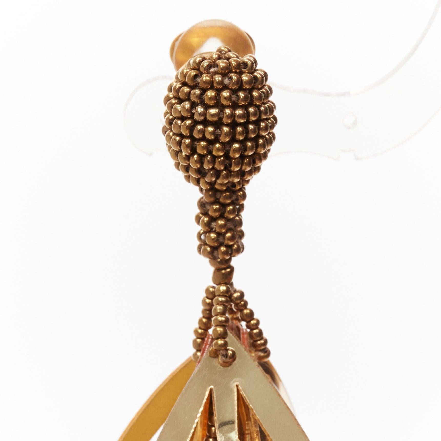 Oscar De La Renta, orecchini a clip con perline floreali in acrilico oro con petali in vendita 3
