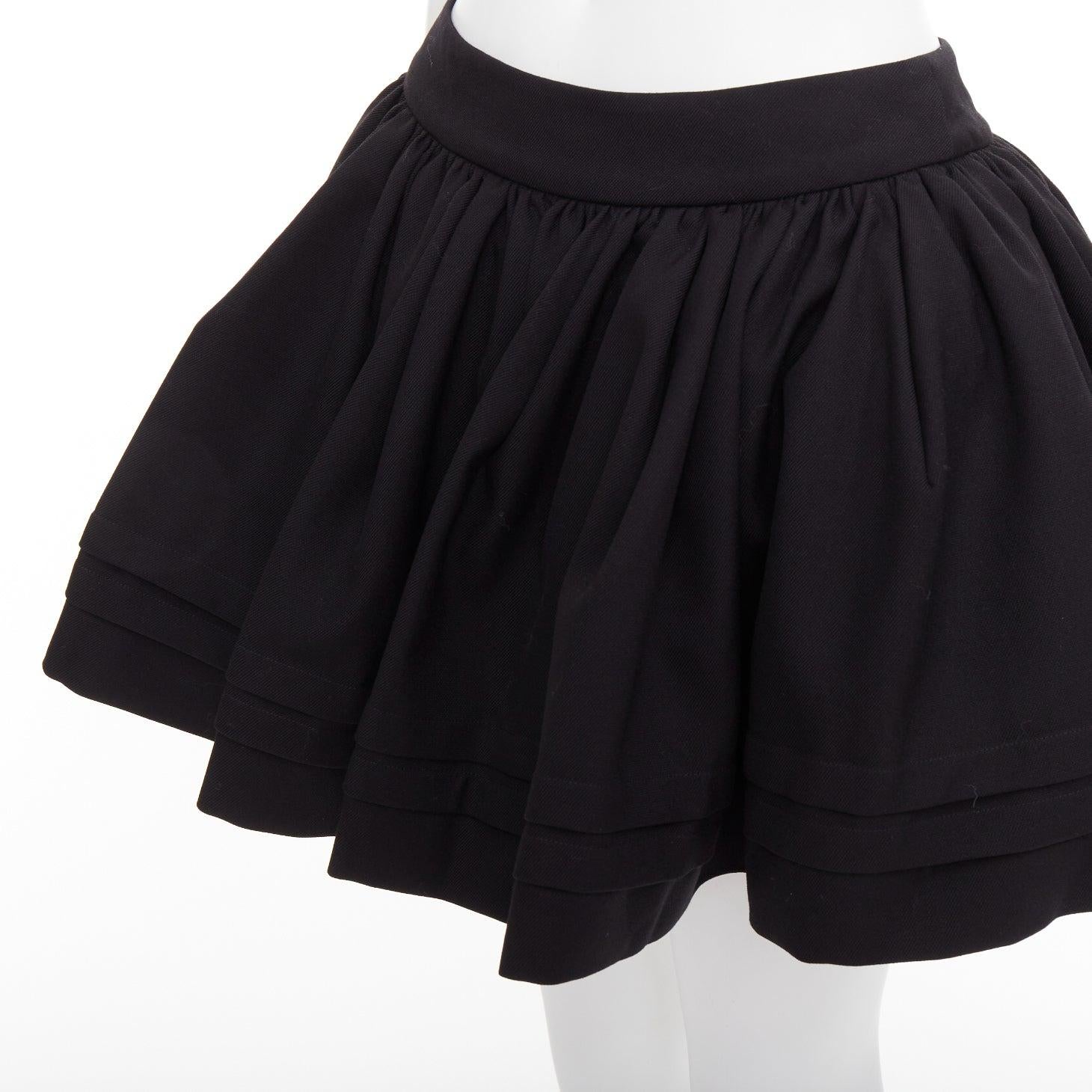 SHUSHU TONG Gonna svasata in lana e seta nera con tulle rigido foderato UK6 XS
Riferimento: AAWC/A01455
Marchio: Shushu Tong
Model: Tuck Edge
Materiale: Lana, seta
Colore: nero
Modello: Tinta unita
Chiusura: zip
Fodera: Tulle nero
Dettagli extra: