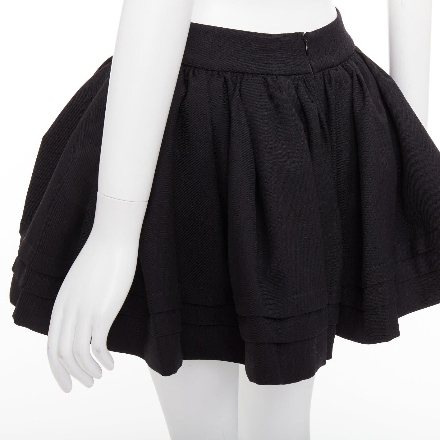 SHUSHU TONG Gonna svasata in lana e seta nera con tulle rigido foderato UK6 XS in vendita 2