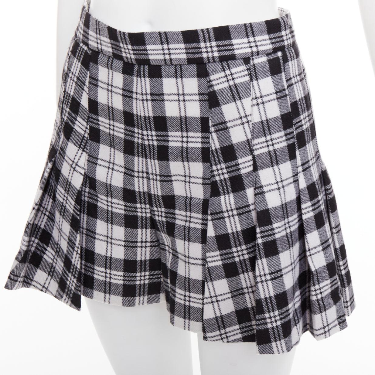 RED VALENTINO mini skort in tartan a quadri in 100% lana vergine IT38 XS
Riferimento: AAWC/A01468
Marchio: Rosso Valentino
Materiale: Lana vergine
Colore: Nero, Grigio
Modello: A scacchi
Chiusura: zip
Dettagli extra: Zip posteriore.
Prodotto in: