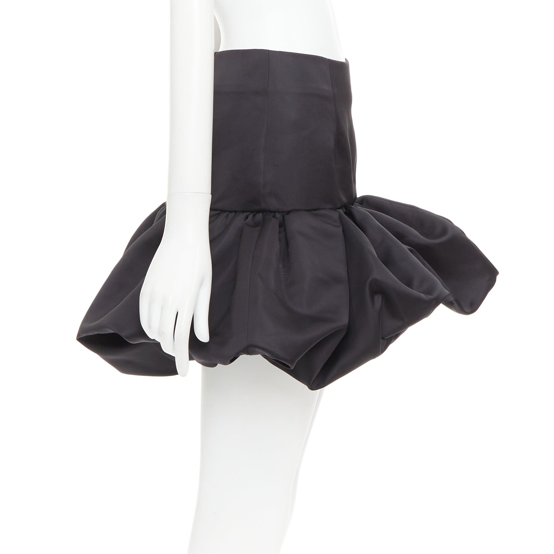 AREA mini gonna a vita alta in raso nero con orlo a balze US2 XS In condizioni ottime in vendita a Hong Kong, NT