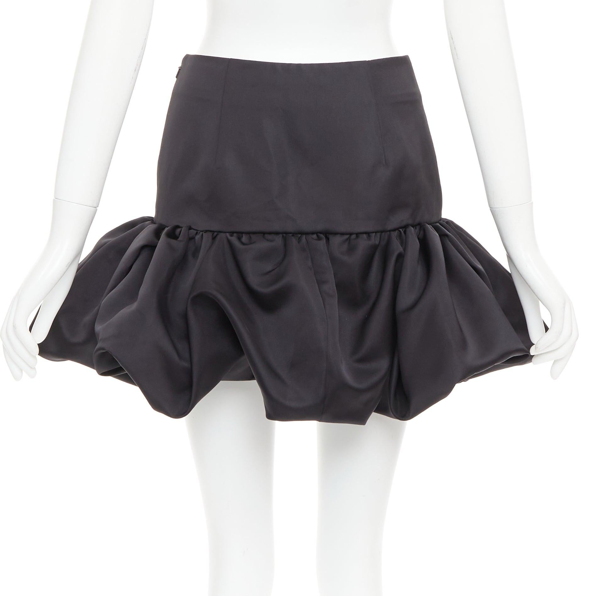 Donna AREA mini gonna a vita alta in raso nero con orlo a balze US2 XS in vendita