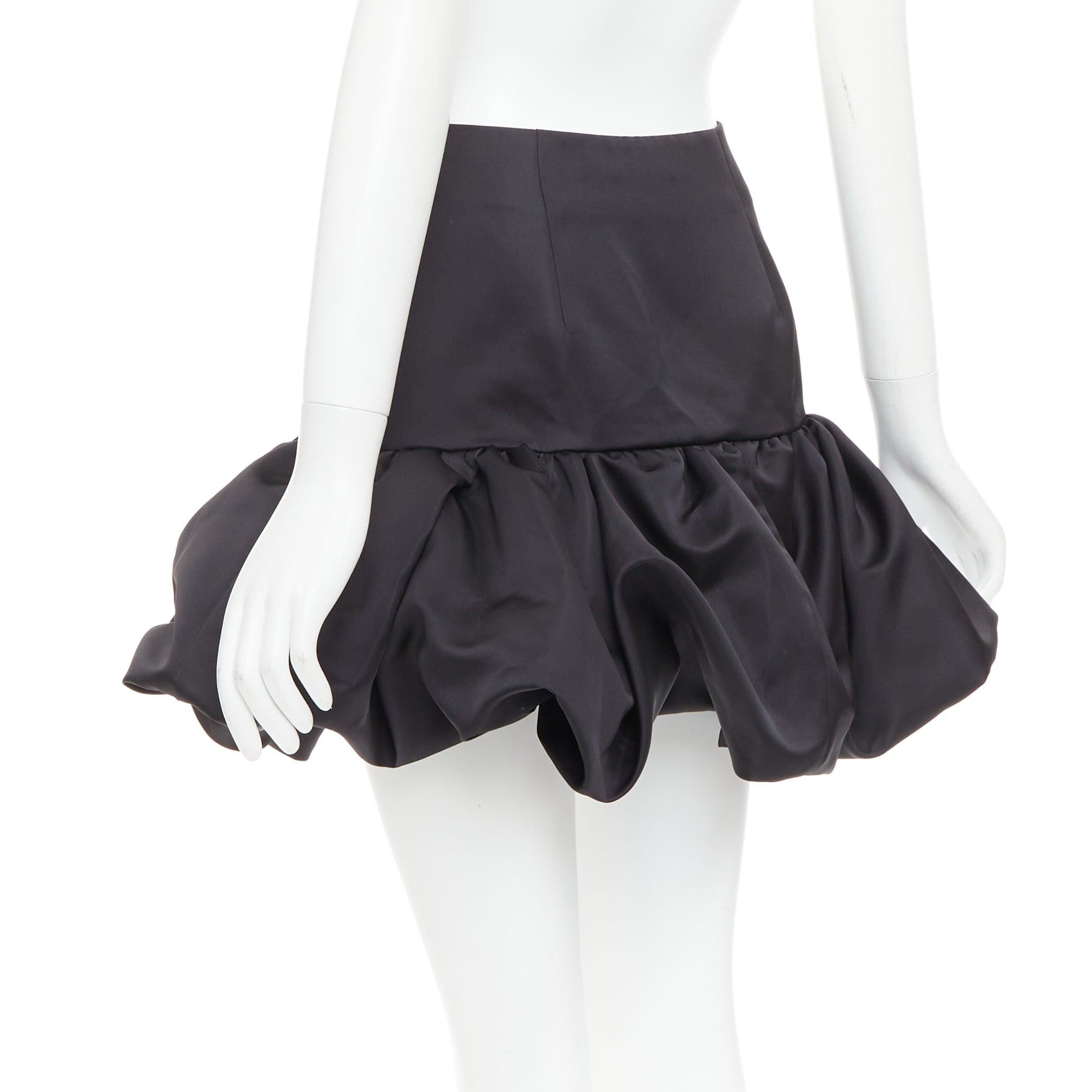 AREA mini gonna a vita alta in raso nero con orlo a balze US2 XS in vendita 1
