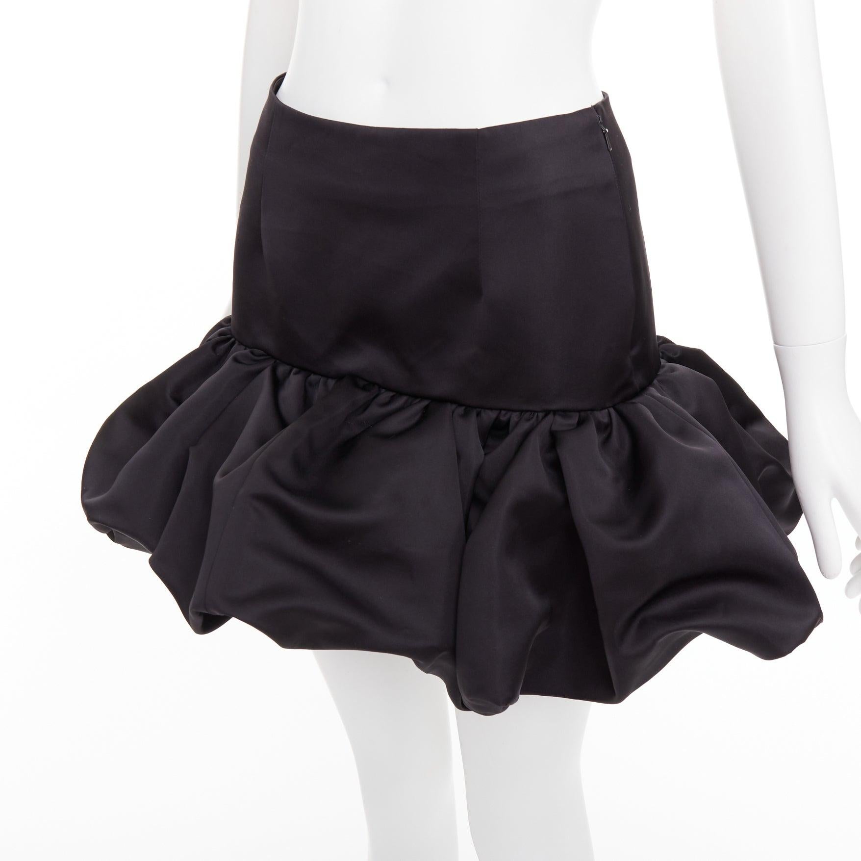 AREA mini gonna a vita alta in raso nero con orlo a balze US2 XS in vendita 2