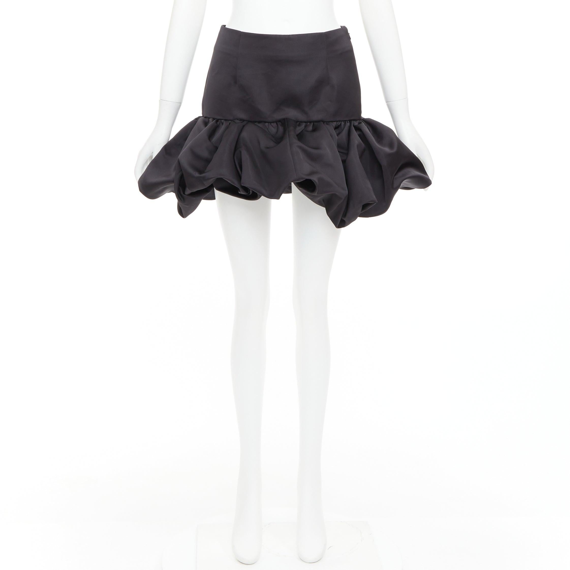 AREA mini gonna a vita alta in raso nero con orlo a balze US2 XS in vendita 4