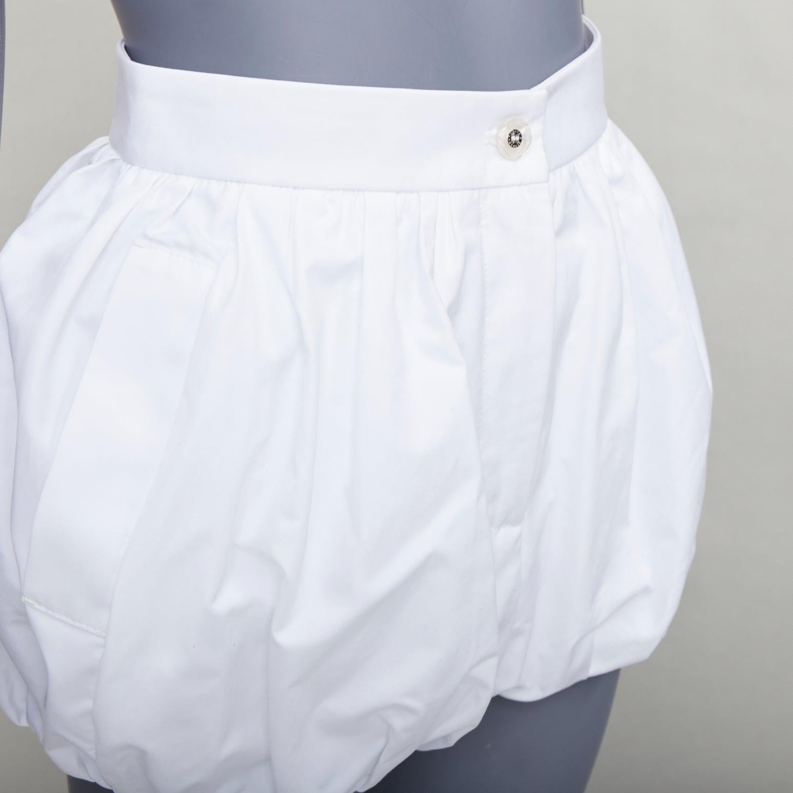 DOLCE GABBANA 2025 pantaloncini a vita alta in cotone bianco con bolle di sapone IT38 XS
Riferimento: AAWC/A01394
Marchio: Dolce & Gabbana
Designer: Domenico Dolce & Stefano Gabbana
Materiale: Cotone
Colore: bianco
Modello: Tinta unita
Chiusura: Zip