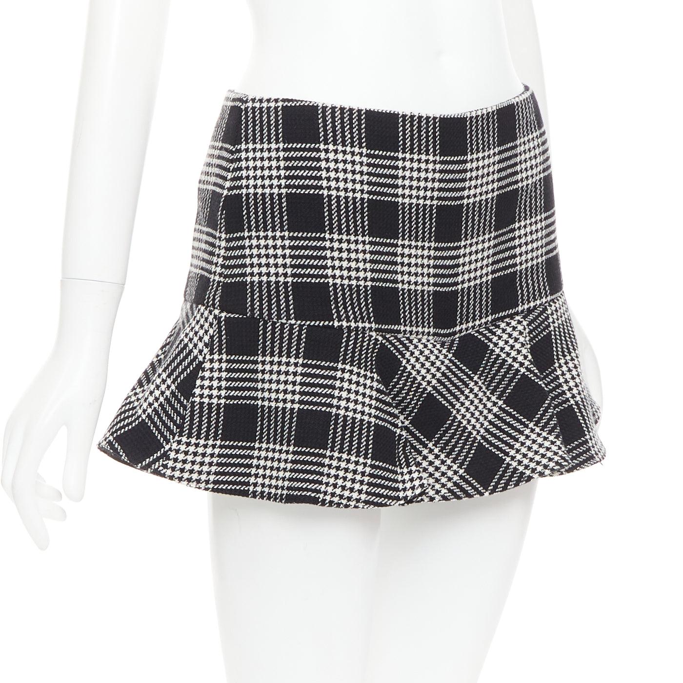 Noir RED VALENTINO noir gris imprimé pied de poule à carreaux à volants mini jupe IT38 XS en vente