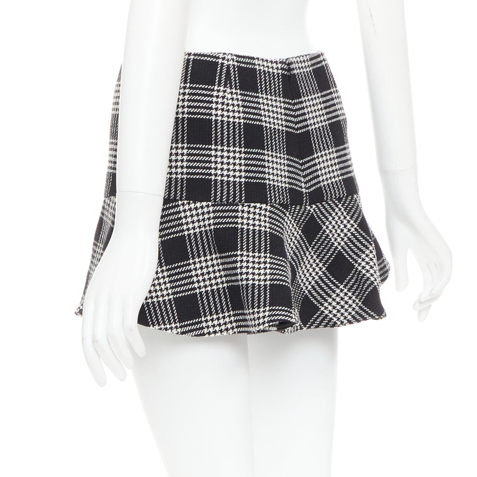 RED VALENTINO noir gris imprimé pied de poule à carreaux à volants mini jupe IT38 XS en vente 2