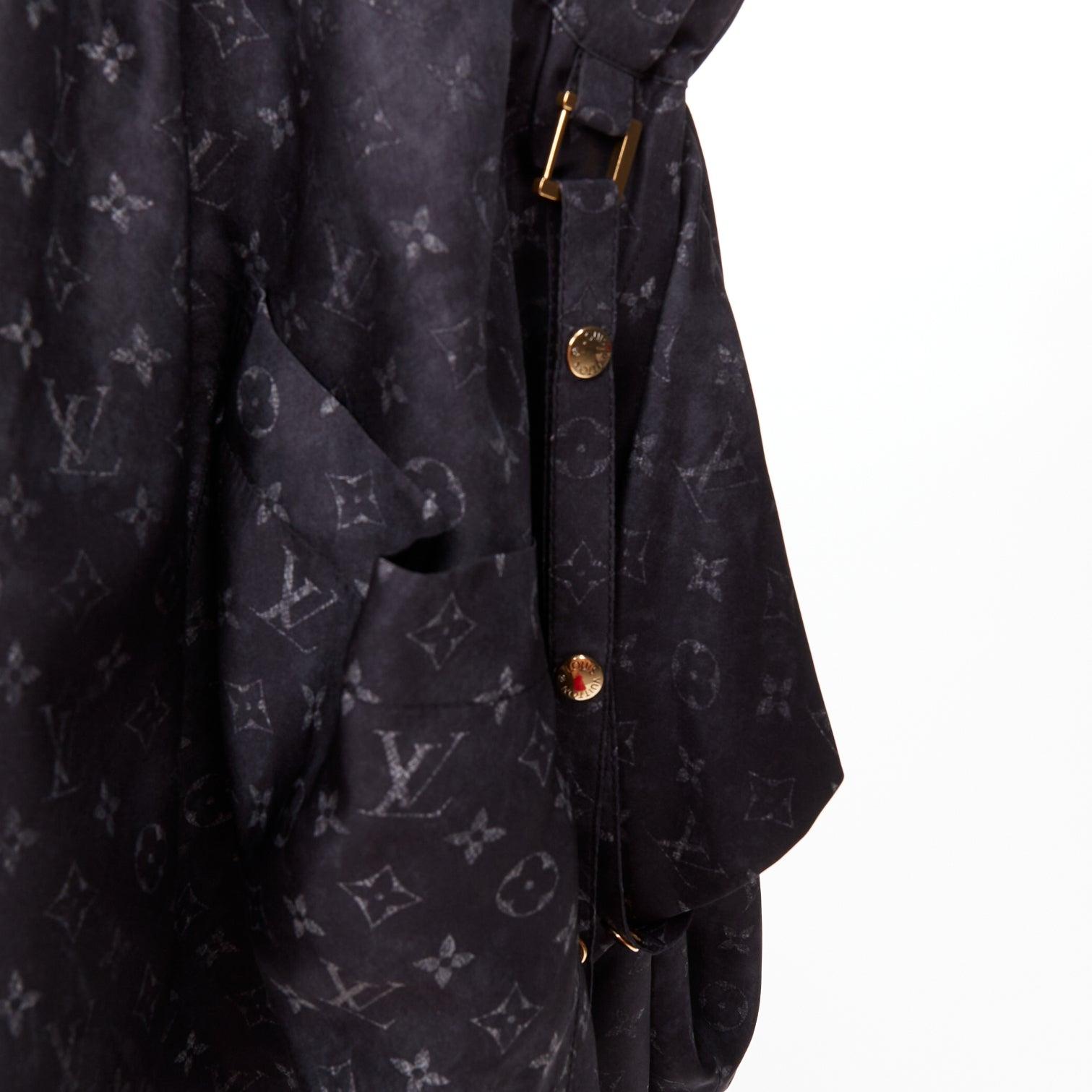 LOUIS VUITTON Monogram Cloud Pocket grau 100% Seide ausgestellter Minirock FR34 XS
Referenz: AAWC/A01460
Marke: Louis Vuitton
Designer: Nicolas Ghesquiere
Modell: 1AAY5G Monogram Wolkentasche
MATERIAL: Seide
Farbe: Grau
Muster: Monogram
Verschluss: