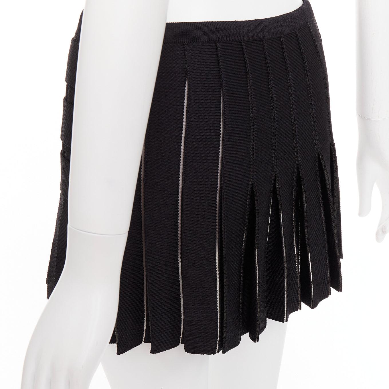 Noir Mini jupe plissée en maille quadrillée à boutons de lion dorés noirs BALMAIN FR34 XS en vente