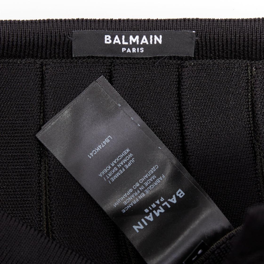 Mini jupe plissée en maille quadrillée à boutons de lion dorés noirs BALMAIN FR34 XS en vente 3