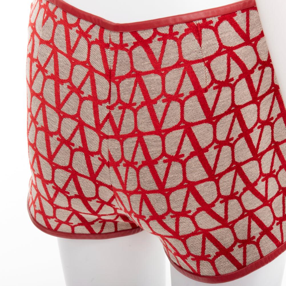 VALENTINO Toile Iconographe rot beige Logo-Lederbesatz Mini-Skort IT38 XS
Referenz: AAWC/A01476
Marke: Valentino
Modell: Toile Iconographe
MATERIAL: Polyester, Gemisch
Farbe: Beige, Rot
Muster: Logomania
Verschluss: Reißverschluss
Zusätzliche