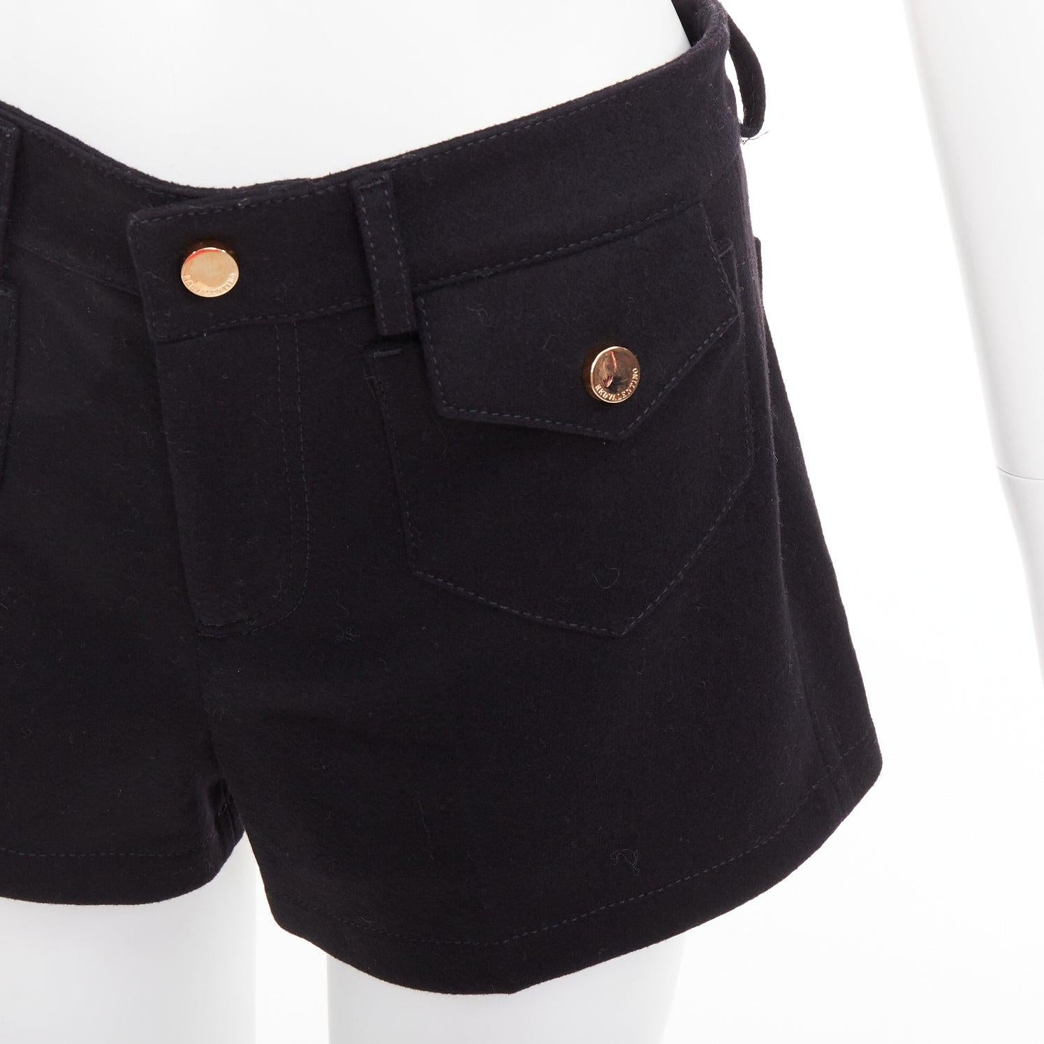 RED VALENTINO schwarze Wollmischung goldene Logo-Knöpfe Mini-Shorts IT38 XS
Referenz: AAWC/A01478
Marke: Red Valentino
MATERIAL: Wolle, Gemisch
Farbe: Schwarz, Gold
Muster: Solide
Verschluss: Zip Fly
Zusätzliche Details: Logo-Knöpfe.
Hergestellt in: