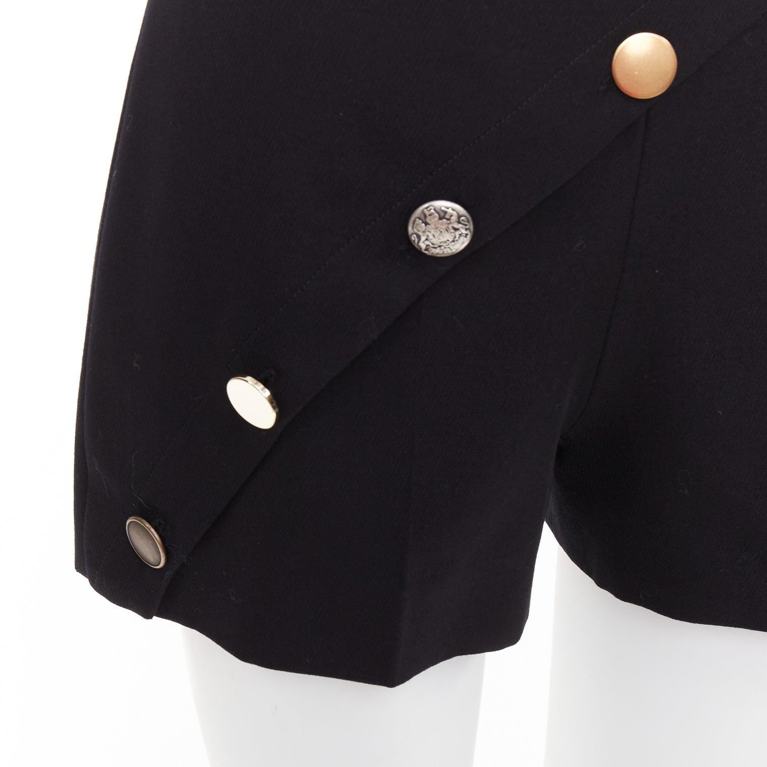 Alexander McQueen 2021 pantaloncini neri con pannelli asimmetrici e multi bottoni IT36 XXS
Riferimento: AAWC/A01480
Marchio: Alexander McQueen
Designer: Sarah Burton
Collezione: 2021
Materiale: Lana
Colore: Nero, Oro
Modello: Tinta unita
Chiusura: