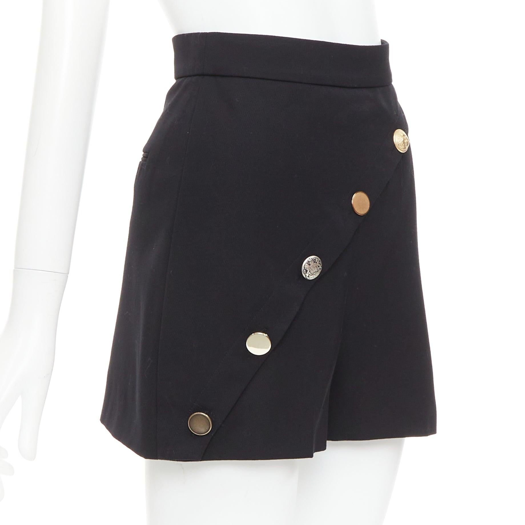 Nero Alexander McQueen 2021 pantaloncini neri con pannelli asimmetrici e multi bottoni IT36 XXS in vendita