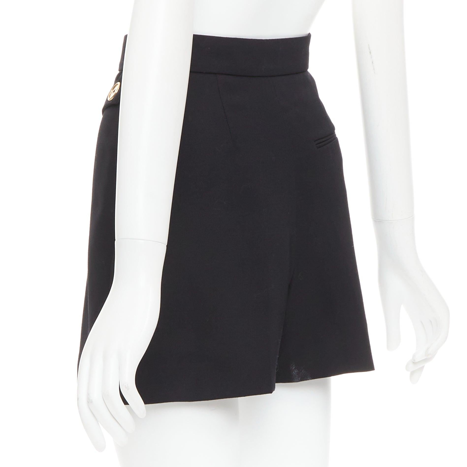 Alexander McQueen 2021 pantaloncini neri con pannelli asimmetrici e multi bottoni IT36 XXS in vendita 1