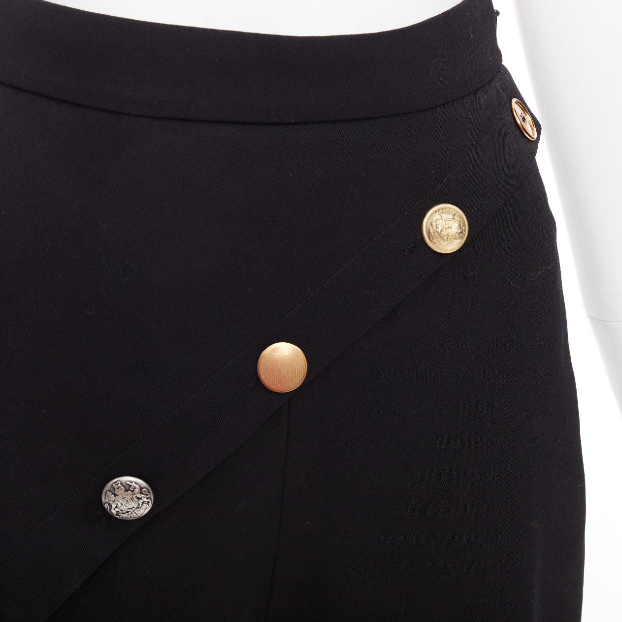 Alexander McQueen 2021 pantaloncini neri con pannelli asimmetrici e multi bottoni IT36 XXS in vendita 2