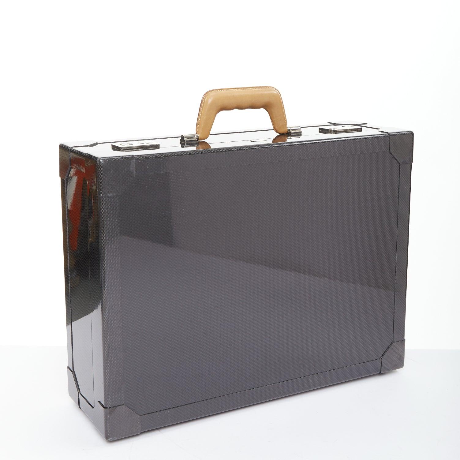 HERMES Espace PM Attache Case Edizione Limitata 500 cartella in fibra di carbonio grigia
Riferimento: TGAS/E00802
Marchio: Hermes
Model: Vache Espace 47
Collezione: Edizione limitata
Materiale: Pelle
Colore: Grigio, Marrone scuro
Modello: Tinta