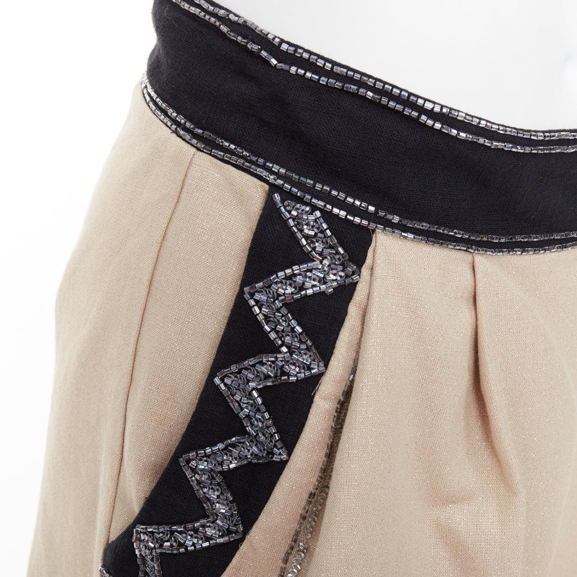 TWINSET Edizione limitata oro nero lino misto cotone con pantaloncini larghi impreziositi IT38 XS
Riferimento: AAWC/A01481
Marchio: Twinset
Collezione: Edizione limitata
Materiale: Lino, cotone
Colore: Beige, Nero
Modello: Tinta unita
Chiusura: