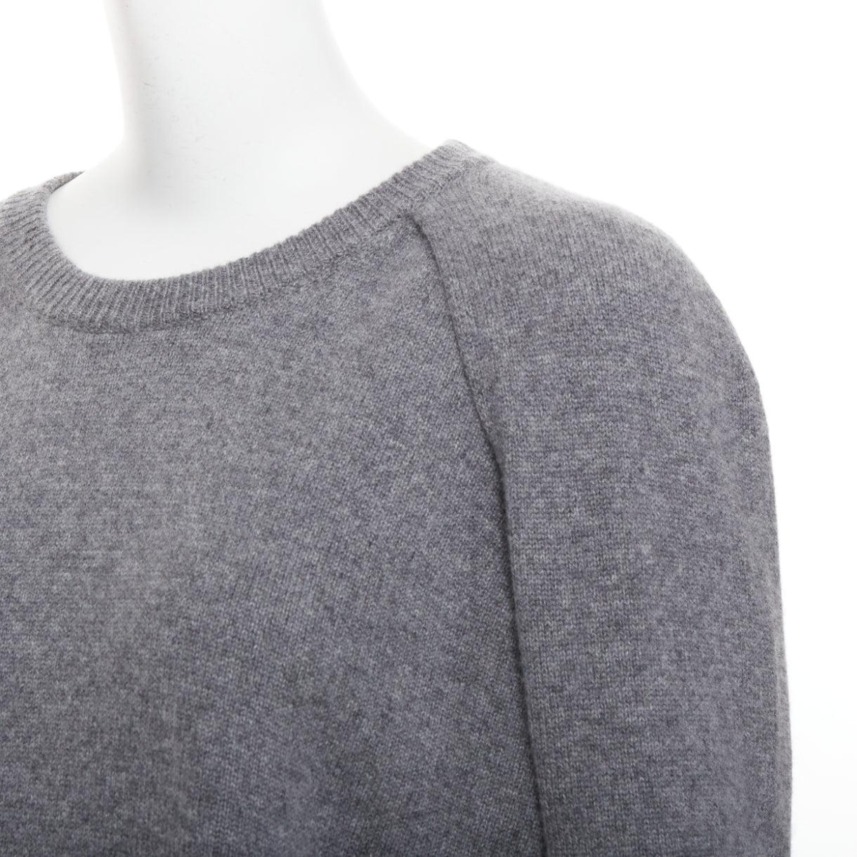 Valentino 100% cachemire, maglione grigio con mantello posteriore L.L.A.
Riferimento: TGAS/F00109
Marchio: Valentino
Designer: Pier Paolo Piccioli
Materiale: 100% cachemire
Colore: Grigio
Modello: Tinta unita
Chiusura: Pullover
Dettagli extra: