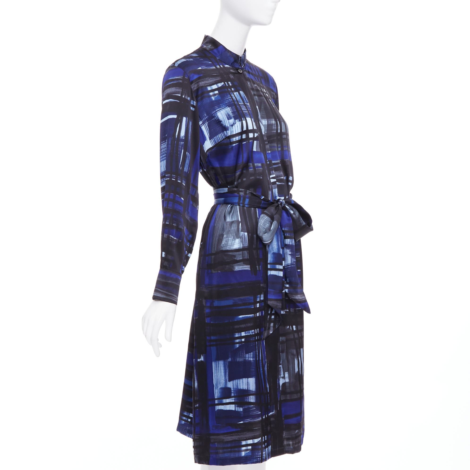 Noir MARINA RINALDI 100% soie bleu noir imprimé brosse robe chemise ceinturée Sz.15 M en vente