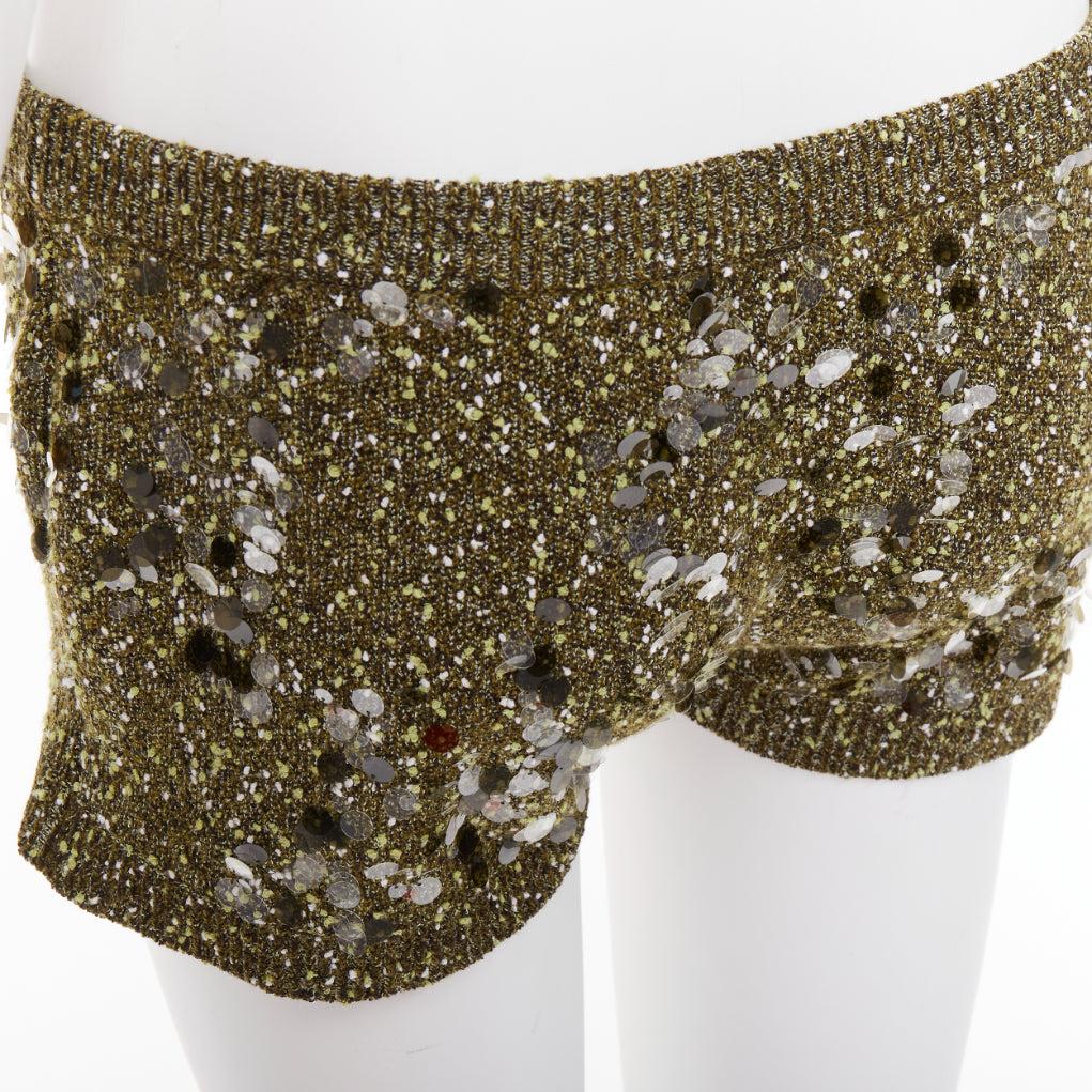 Gucci De Sarto 2024 mini shorts in maglia boucle con paillettes verdi S
Riferimento: AAWC/A01483
Marchio: Gucci
Collezione: AI 2024 - Passerella
Materiale: Viscosa, misto
Colore: verde
Modello: Paillettes
Chiusura: elastica
Dettagli extra: Tessuti e