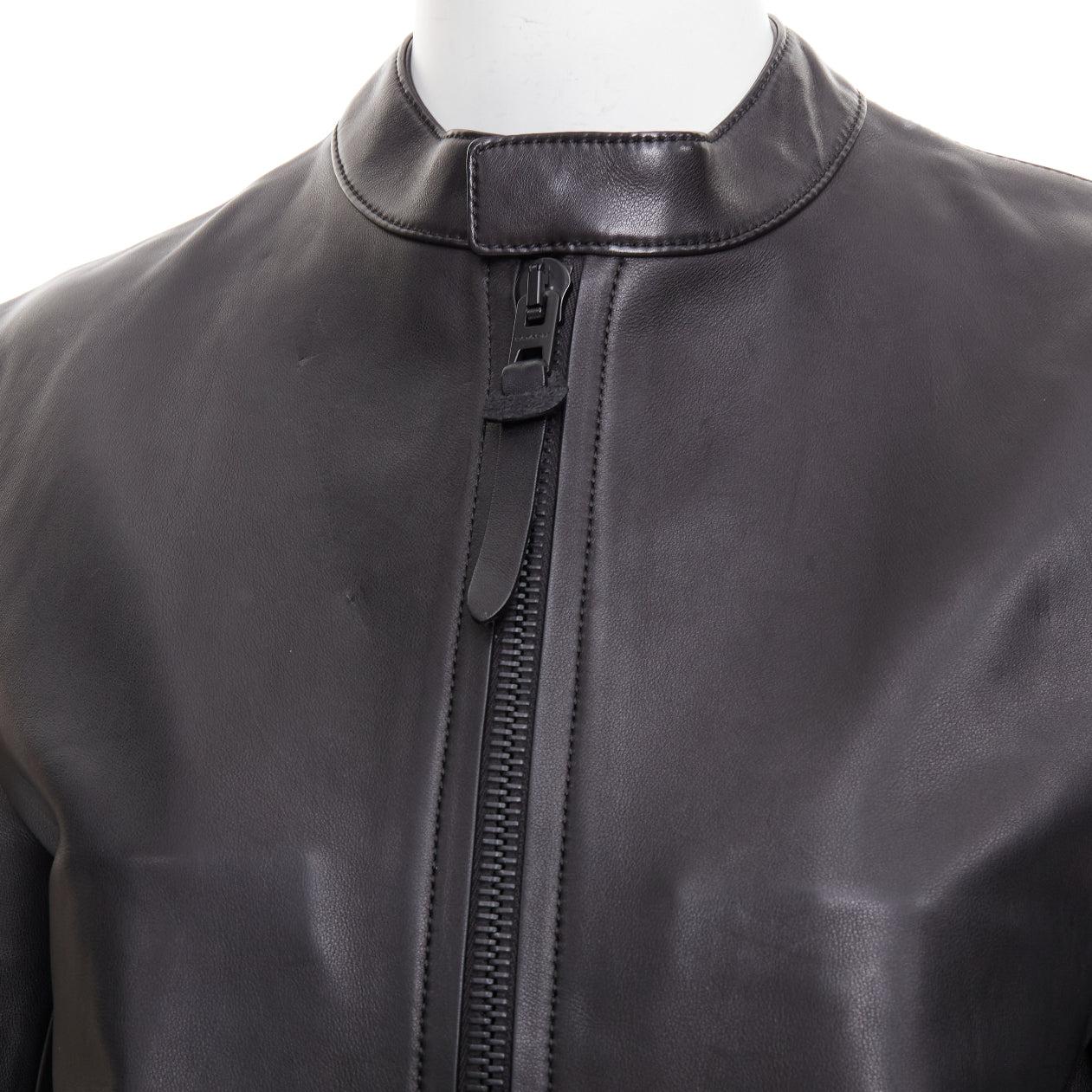 COACH Racer, giacca da corsa con zip in pelle nera US0 XS
Riferimento: CC/A00502
Marchio: Coach
Materiale: Pelle
Colore: nero
Modello: Tinta unita
Chiusura: zip
Fodera: Tessuto nero
Dettagli extra: Schiena a pannelli.
Prodotto in: