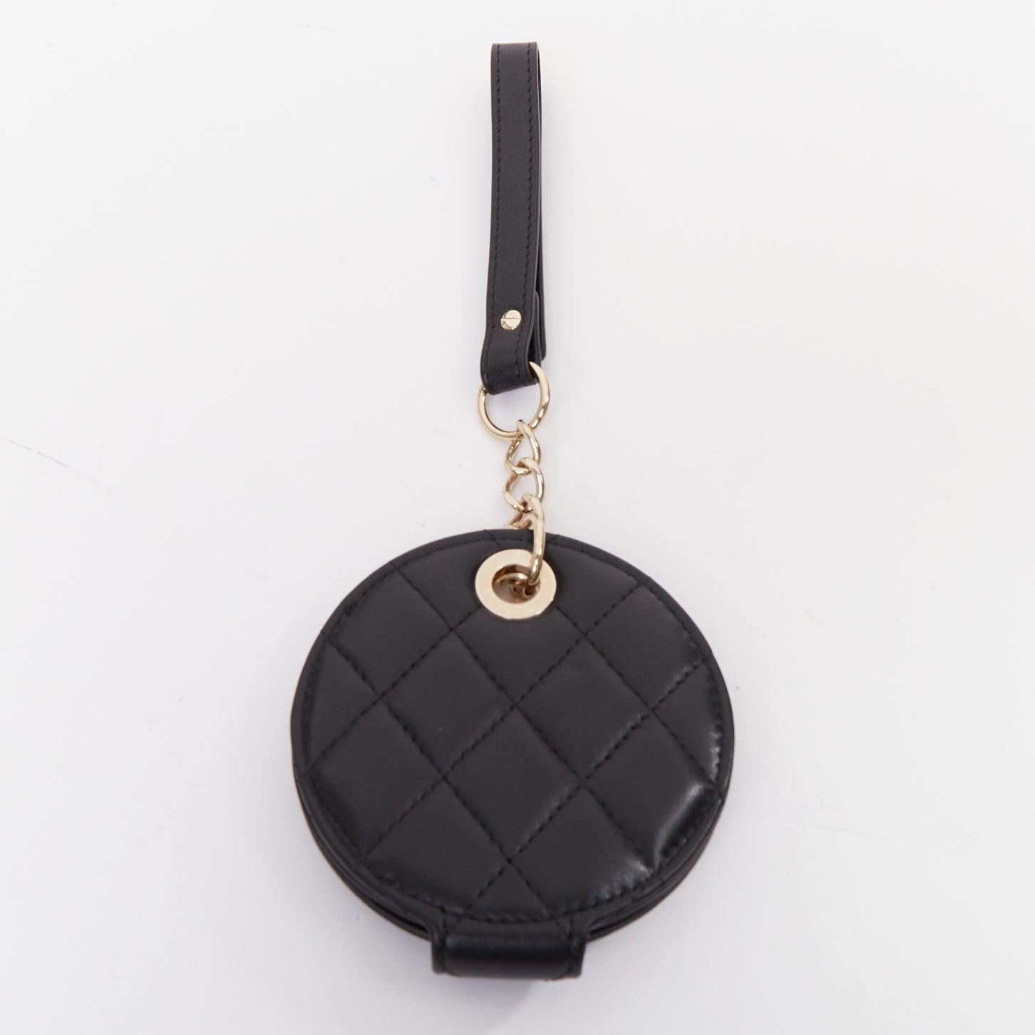 Nero Chanel nero trapuntato in pelle d'agnello CC logo catena rotonda etichetta per bagagli in vendita