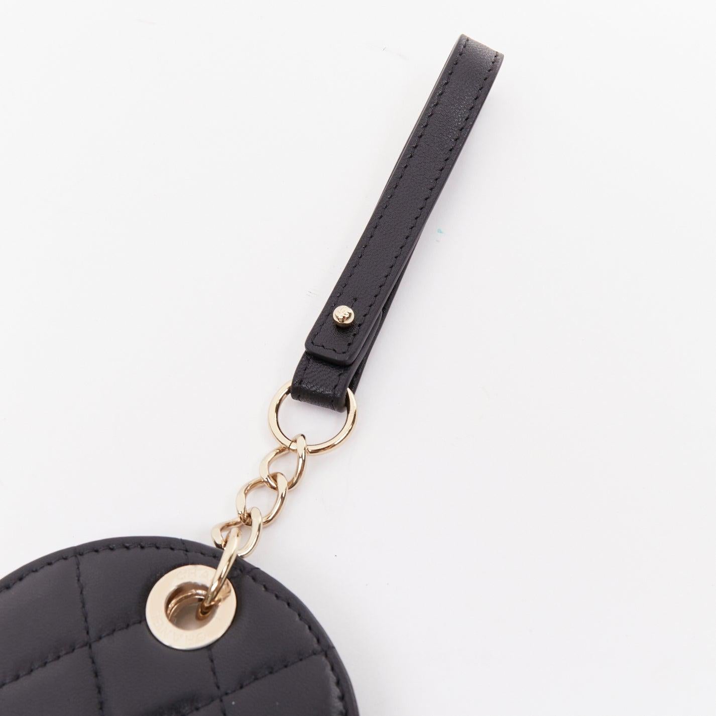 Donna Chanel nero trapuntato in pelle d'agnello CC logo catena rotonda etichetta per bagagli in vendita