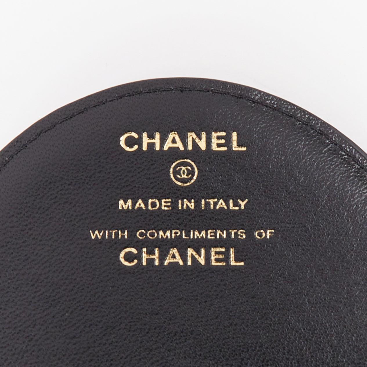 Chanel nero trapuntato in pelle d'agnello CC logo catena rotonda etichetta per bagagli in vendita 1