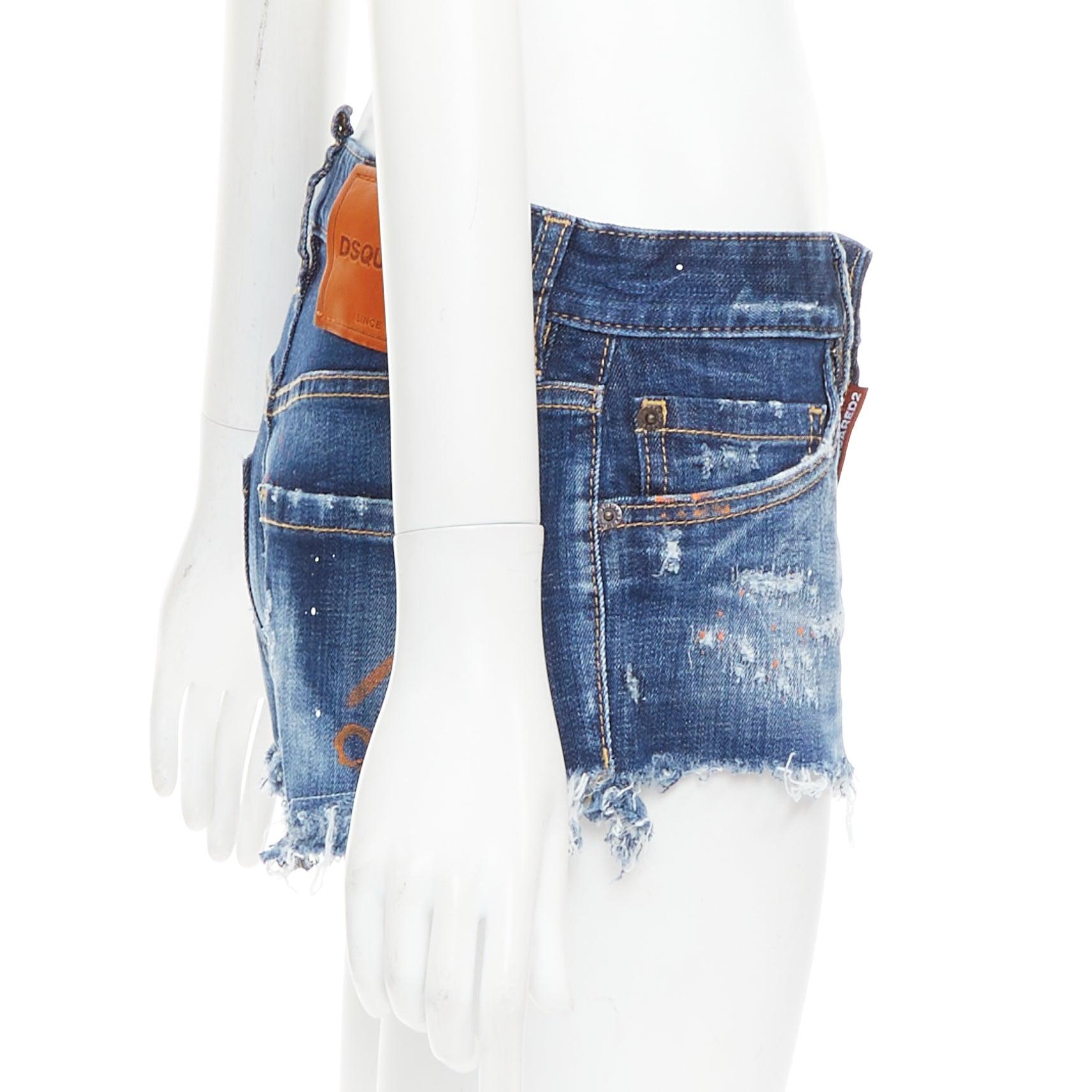 Dsquared2 pantaloncini tagliati in denim blu scuro lavato e dipinto IT38 XS In condizioni ottime in vendita a Hong Kong, NT