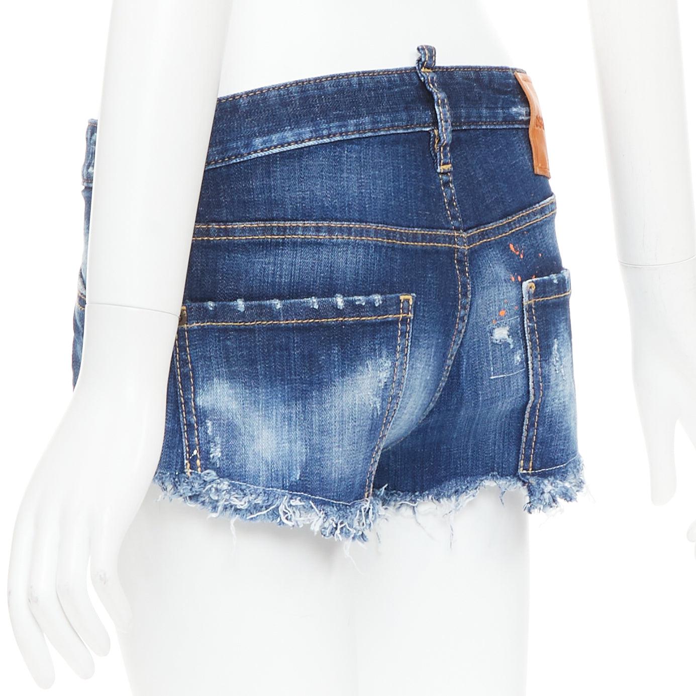 Dsquared2 pantaloncini tagliati in denim blu scuro lavato e dipinto IT38 XS in vendita 1