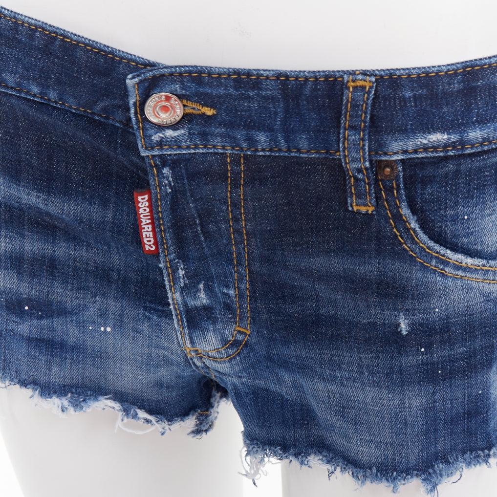 Dsquared2 pantaloncini tagliati in denim blu scuro lavato e dipinto IT38 XS in vendita 2