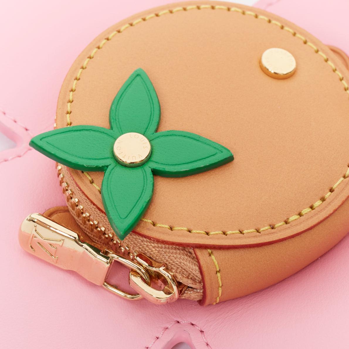 raro LOUIS VUITTON 2023 Vivienne Holidays fiore rosa portamonete charme
Riferimento: AAWC/A01514
Marchio: Louis Vuitton
Designer: Nicolas Ghesquiere
Model: Vivienne Holidays
Materiale: Pelle
Colore: Rosa, Nudo
Modello: Floreale
Chiusura: zip
Fodera: