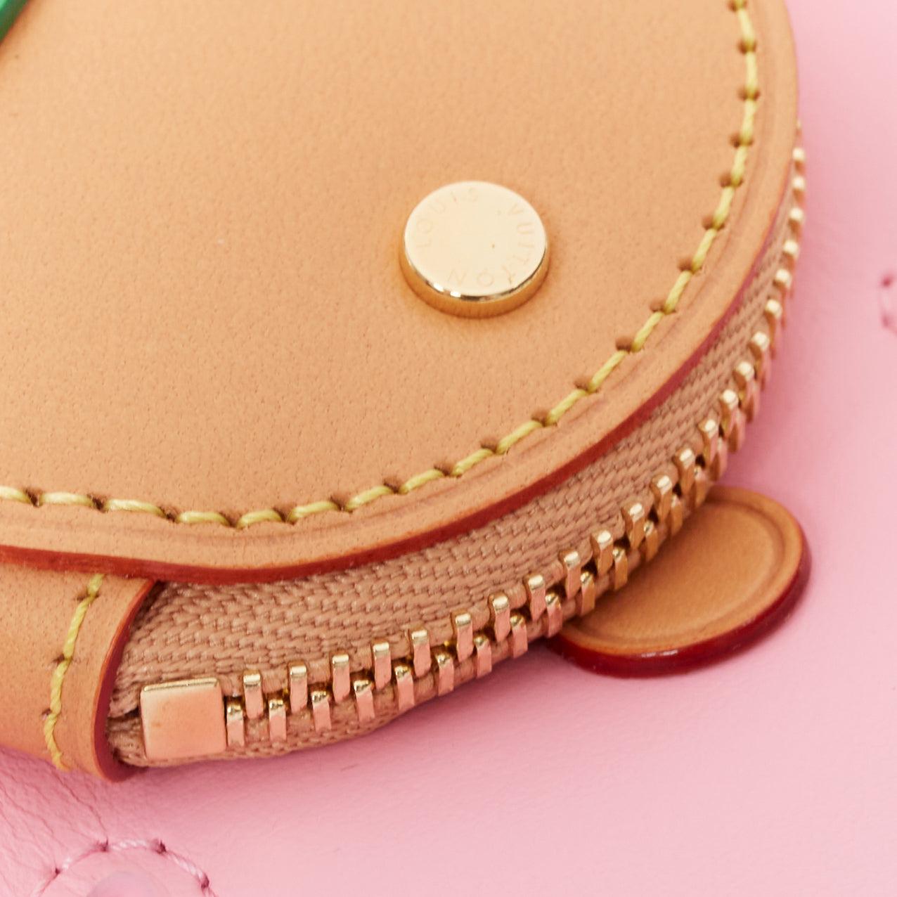 Rosa raro LOUIS VUITTON 2023 Vivienne Holidays fiore rosa portamonete charme in vendita