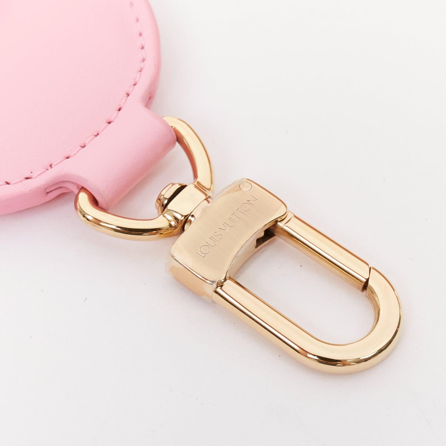 raro LOUIS VUITTON 2023 Vivienne Holidays fiore rosa portamonete charme In condizioni buone in vendita a Hong Kong, NT