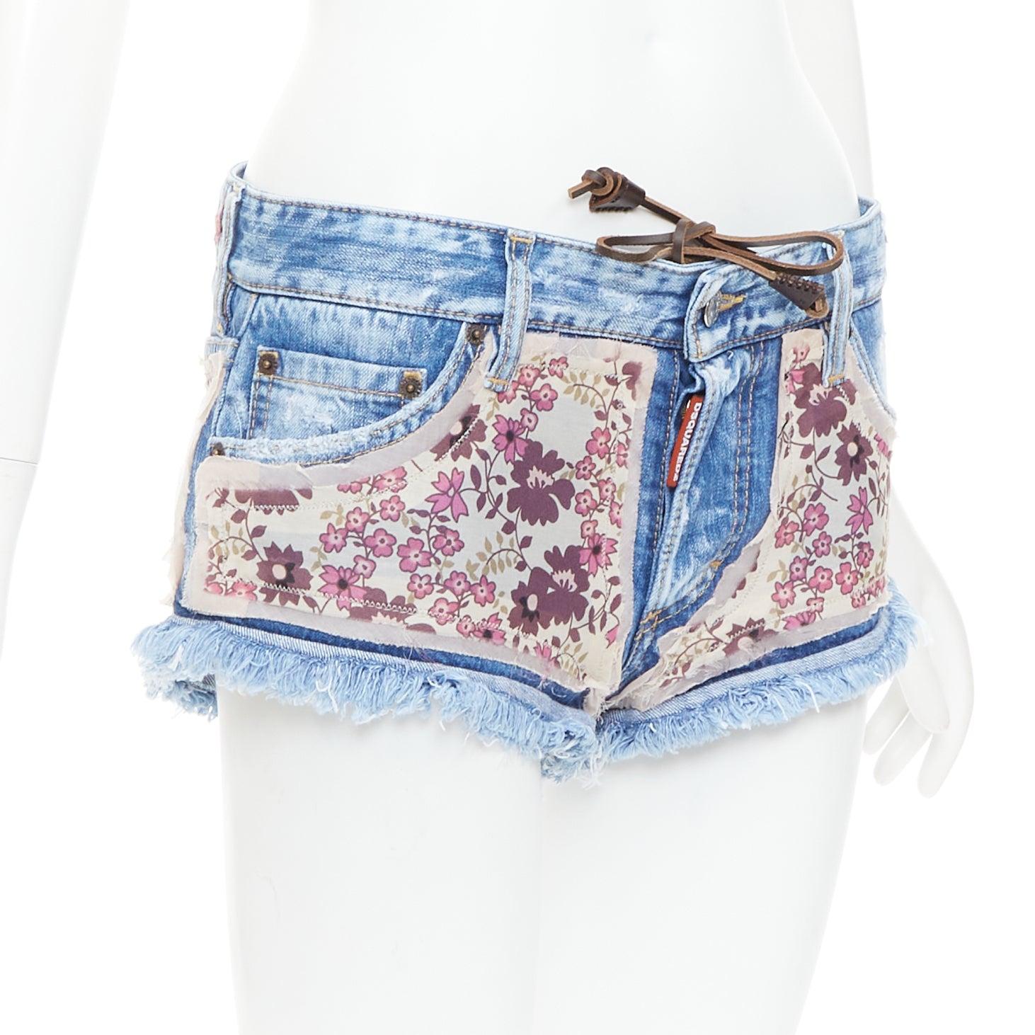 Grigio Dsquared2 mini pantaloncini rosa con patch floreale e logo in denim blu IT38 XS in vendita