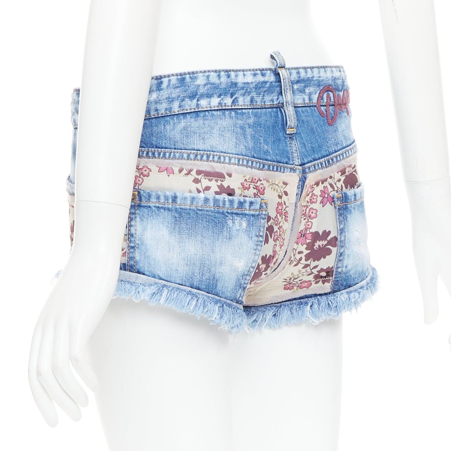 Dsquared2 mini pantaloncini rosa con patch floreale e logo in denim blu IT38 XS in vendita 1