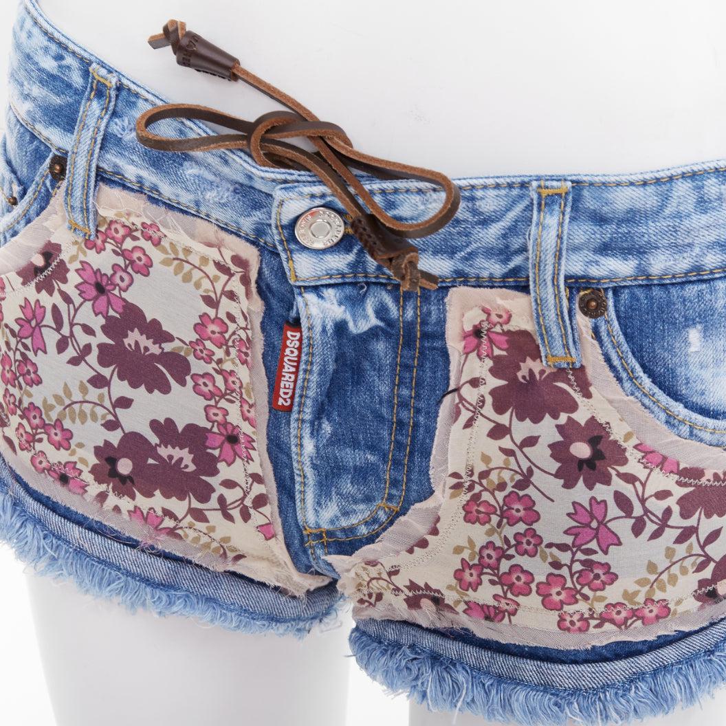 Dsquared2 mini pantaloncini rosa con patch floreale e logo in denim blu IT38 XS in vendita 2