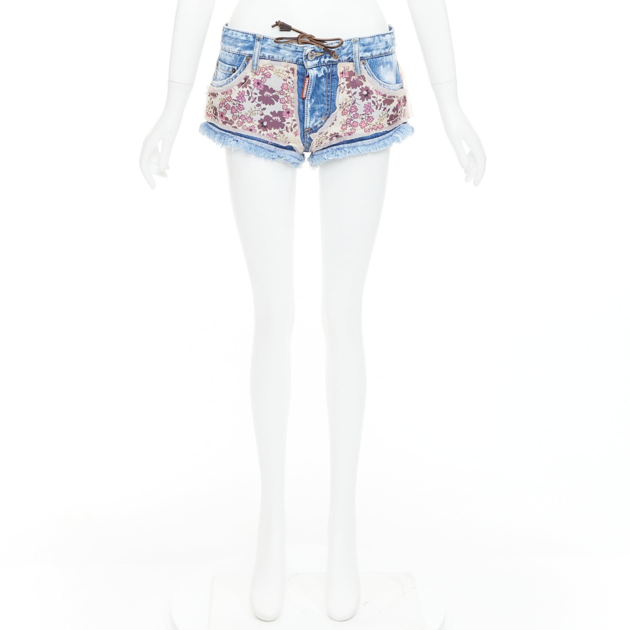 Dsquared2 mini pantaloncini rosa con patch floreale e logo in denim blu IT38 XS in vendita 4