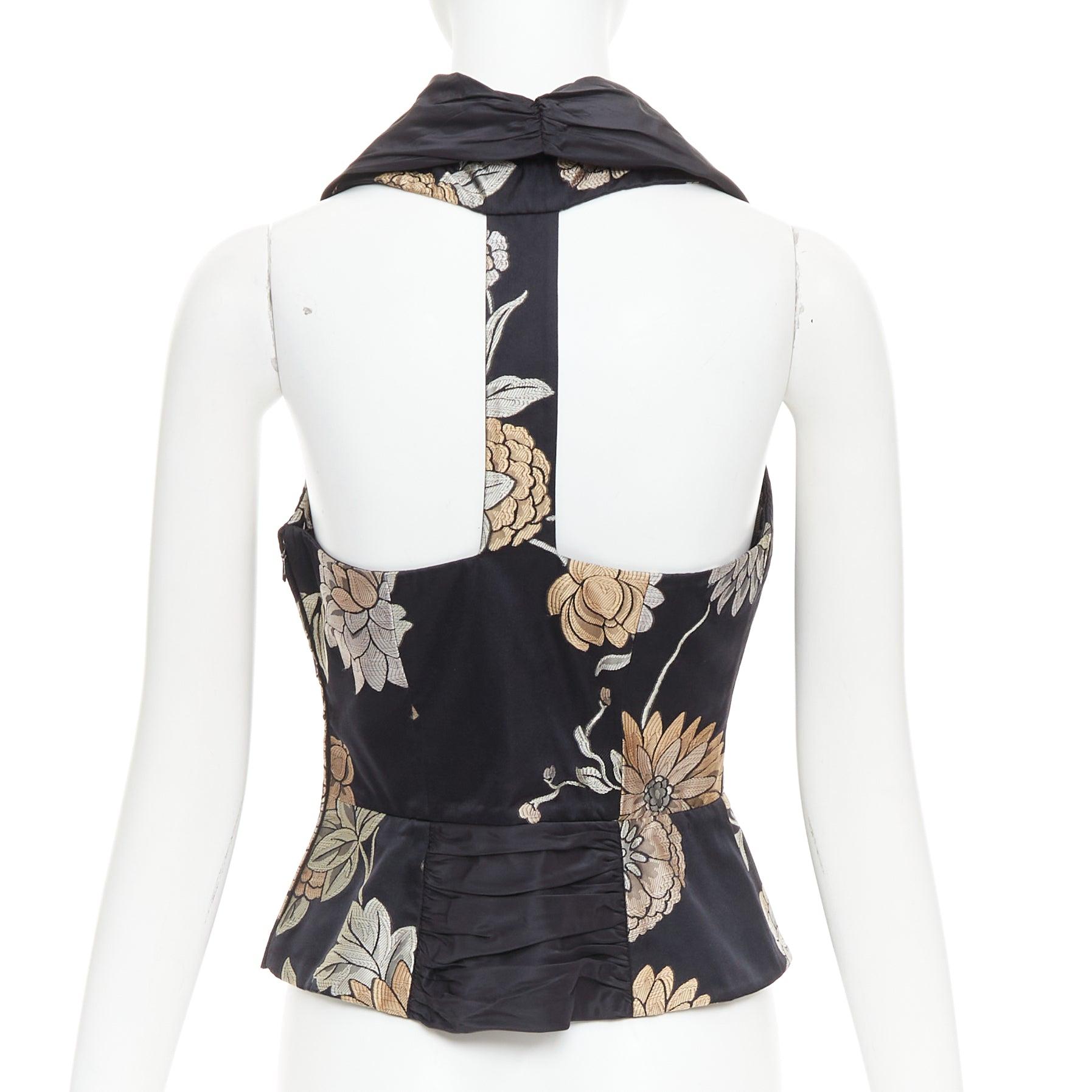 GIORGIO ARMANI gilet a T in seta nera con motivo floreale jacquard IT36 XXS
Riferimento: CC/A00435
Marchio: Giorgio Armani
Materiale: Seta
Colore: nero, kaki
Modello: Floreale
Chiusura: zip
Fodera: Seta nera
Prodotto in: