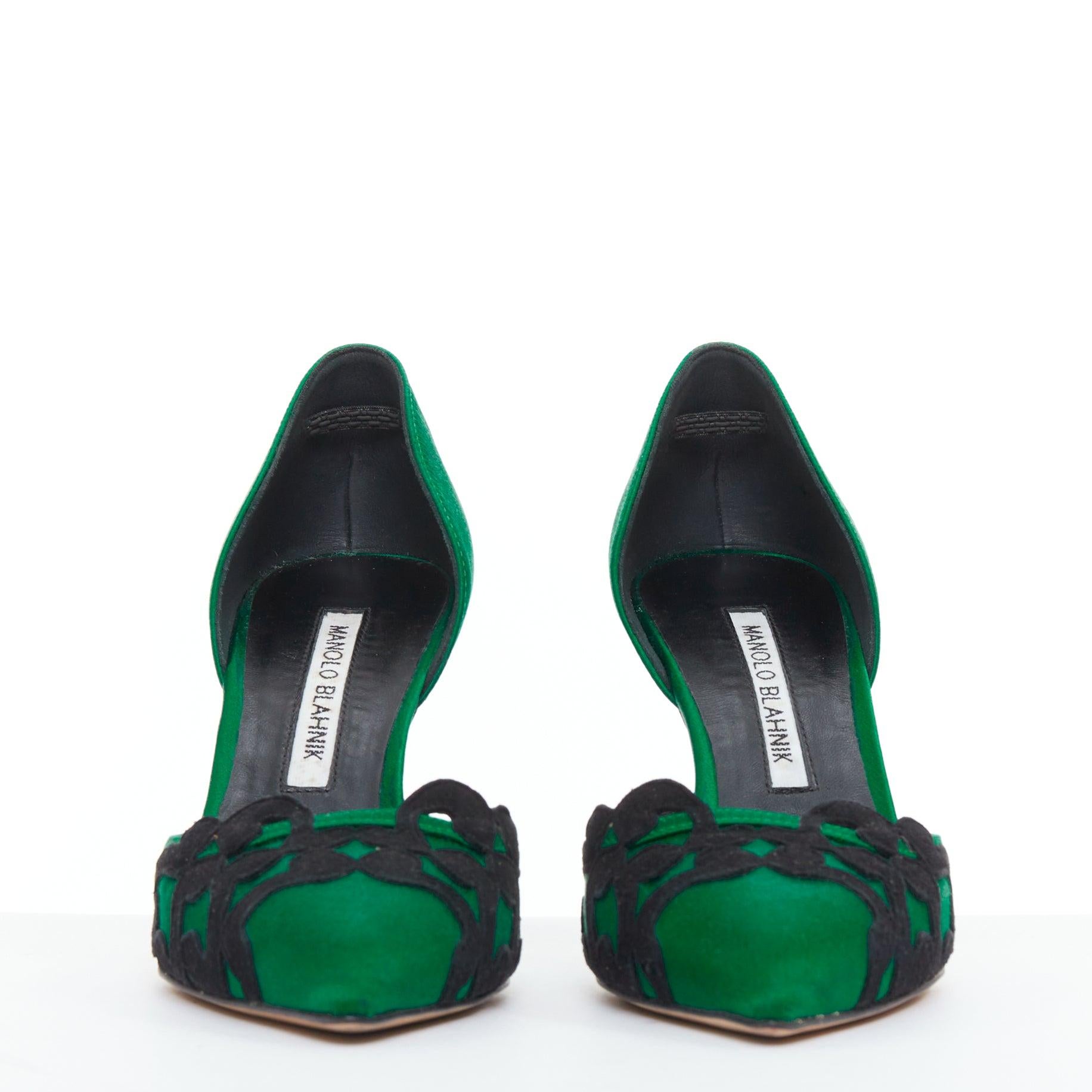 Blu MANOLO BLAHNIK Décolleté vintage in raso verde e pizzo nero con rocchetto, EU35 in vendita