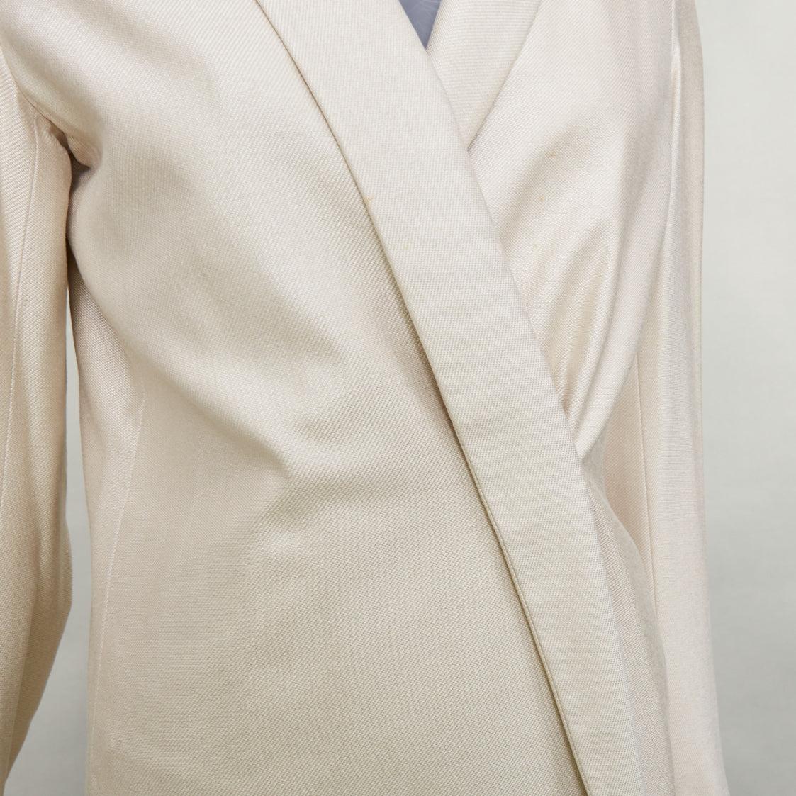JIL SANDER - Manteau long asymétrique en soie mélangée crème FR38 M
Référence : CC/A00439
Marque : Jil Sander
MATERIAL : Soie, mélange
Couleur : Crème
Motif : Solide
Fermeture : bouton
Doublure : Tissu crème
Fabriqué en : Italie

CONDITION