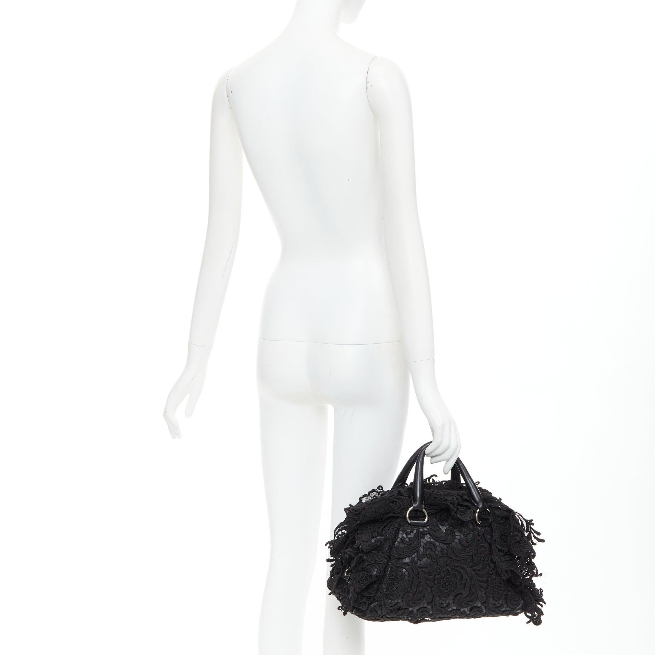 PRADA 2008 Spitze Pizzo S Bowler schwarz Spitze Overlay Leder Silber Reißverschluss Tasche
Referenz: CAWG/A00308
Marke: Prada
Designer: Miuccia Prada
Modell: Spitze Pizzo S Bowler
Collection'S: 2008
MATERIAL: Spitze, Leder
Farbe: Schwarz,