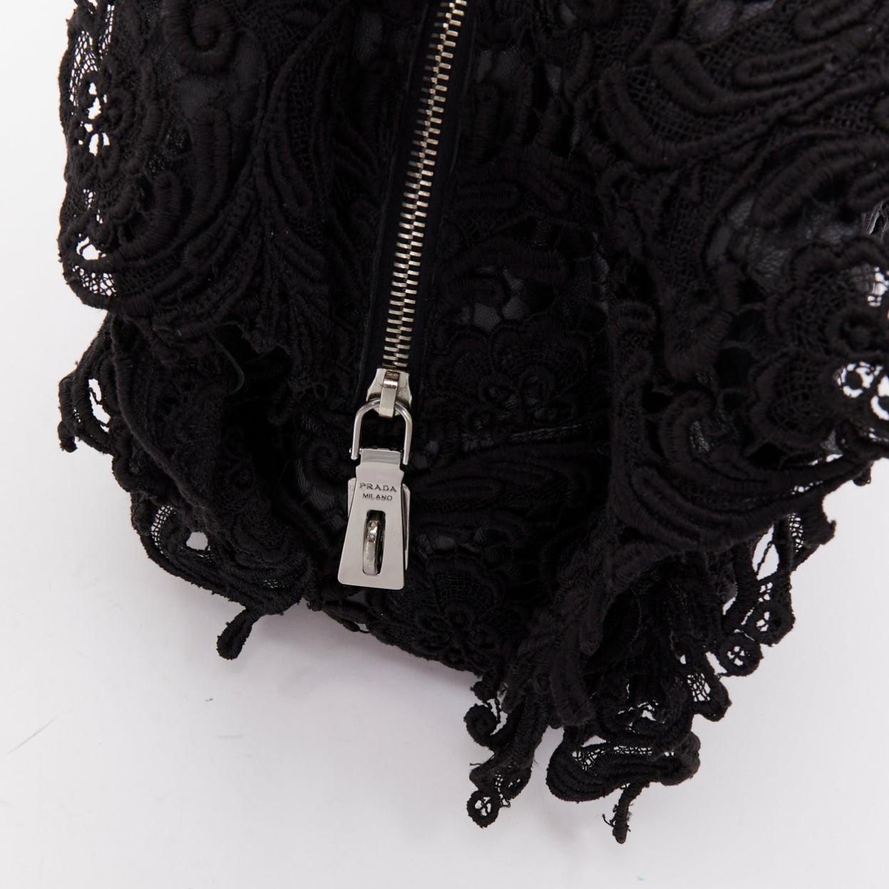 PRADA 2008 Spitze Pizzo S Bowler schwarz Spitze Overlay Leder Silber Reißverschluss Tasche im Angebot 3