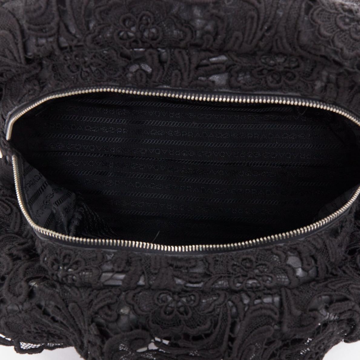 PRADA 2008 Spitze Pizzo S Bowler schwarz Spitze Overlay Leder Silber Reißverschluss Tasche im Angebot 4